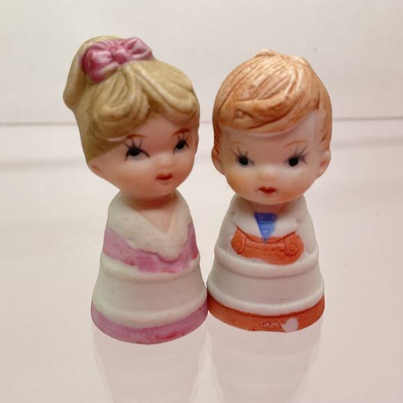 Vintage Valentines Day UCGC boy girl thimbles Porcelain sewing collectibles - Picture 5 of 7